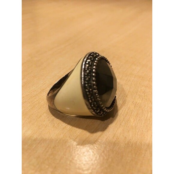 Cream ring with black and marcasite stones, size 10 - Picture 1 of 3